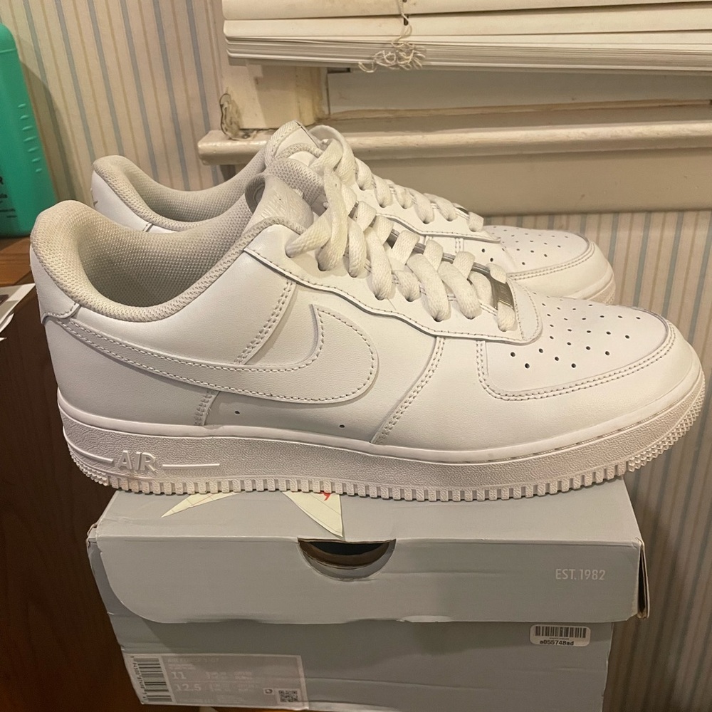 Nike Air Force One Low White Size 11 - Picture 3 of 5